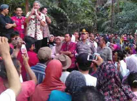 Ganjar Pranowo Kunjungi Lokasi Pendirian Pabrik Semen Di Tambakromo