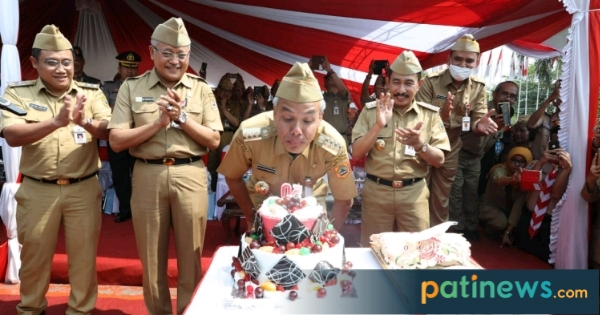 Pimpin Upacara Hari Sumpah Pemuda di Pati, Ganjar Terima Kejutan
