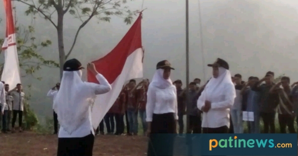 Berkabut, Warga Desa Jrahi Gelar Upacara Sumpah Pemuda