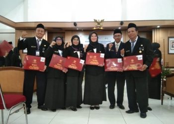 Enam Guru MTsN 1 Pati Raih Penghargaan Satyalancana Karya Satya
