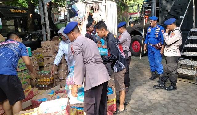Bakul Iwak TPI Juwana dan Satpolairud Polresta Pati Bagikan Ikan dan Sembako untuk Korban Banjir Demak