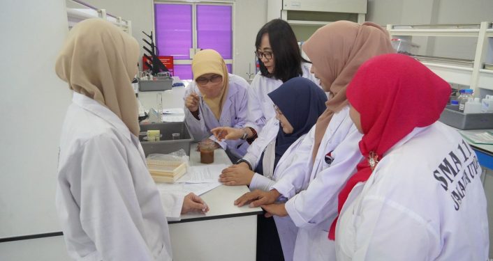 Workshop Guru Kimia, Mengubah Persepsi Ilmu Sulit Jadi Mudah dan Menyenangkan