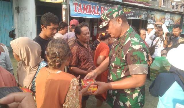 Pangdam IV/Diponegoro Bantu Warga Terdampak Banjir di Karanganyar Demak