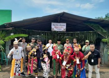 TPS Unik di Dukuhseti, Petugas KPPS Berdandan Ala Tokoh Punakawan
