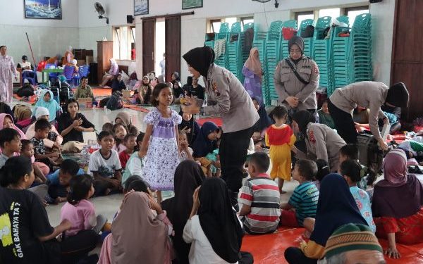 Trauma Healing Untuk Anak-Anak Pengungsi Korban Banjir Demak