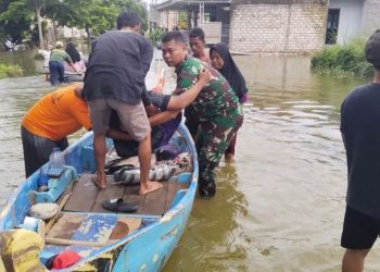 Anggota TNI Evakuasi Warga Sakit Terdampak Banjir di Juwana