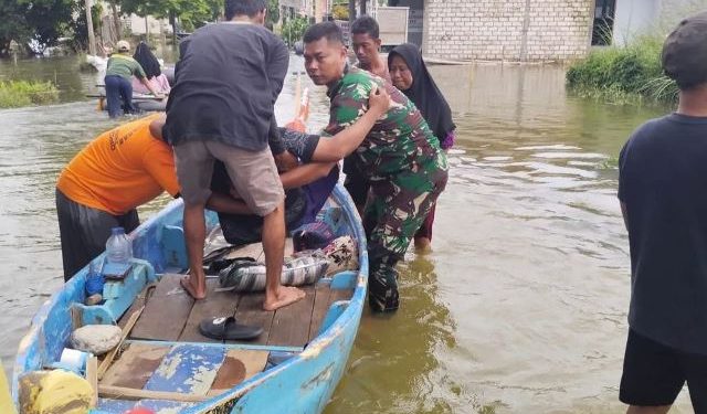 Anggota TNI Evakuasi Warga Sakit Terdampak Banjir di Juwana