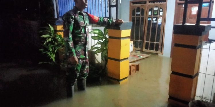 Meski Malam, Babinsa Koramil 0718-01/Pati Tetap Memantau Wilayah