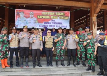 Kunjungi Korban Banjir di Demak, Kapolda Jateng Minta Segera Salurkan Logistik dan Obat – obatan