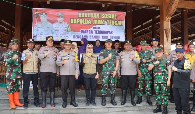 Kunjungi Korban Banjir di Demak, Kapolda Jateng Minta Segera Salurkan Logistik dan Obat – obatan