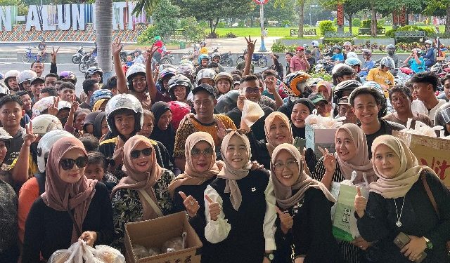 Pembagian Takjil Gratis oleh Tim Pojok Berkah 2000 Habis Kurang dari 5 Menit