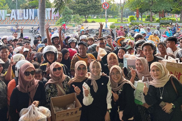 Pembagian Takjil Gratis oleh Tim Pojok Berkah 2000 Habis Kurang dari 5 Menit