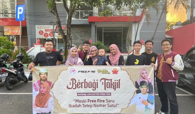 Tidak Cuma Bermain Game Free Fire, Tapi Juga Bersedekah Dengan Bagi Bagi Takjil Bersama Komunitas Free Fire Pati