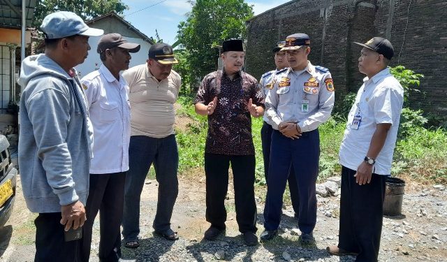 Jalan Rusak dan Berdebu, Camat Agsun Rangkul Semua Pihak Minta Warga Bersabar dan Tak Main Hakim Sendiri 