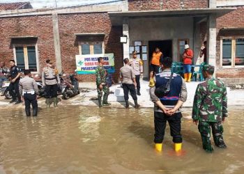 Peduli Warga Terdampak Banjir, Kapolresta Pati Turun Langsung Bantu Dapur Umum di Juwana
