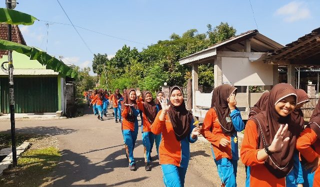 Jalan Sehat Silaturahmi Warnai Peringatan Hari Kartini di MTsN 1 Pati 