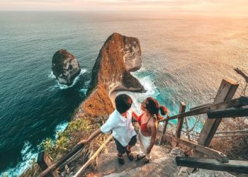 Menikmati Keindahan Matahari Terbenam di Nusa Penida, Destinasi Wisata Sunset Terbaik