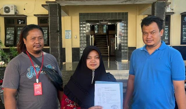 Keluarga Korban Pengancaman Memperlihatkan Bukti Tanda Terima Laporan
