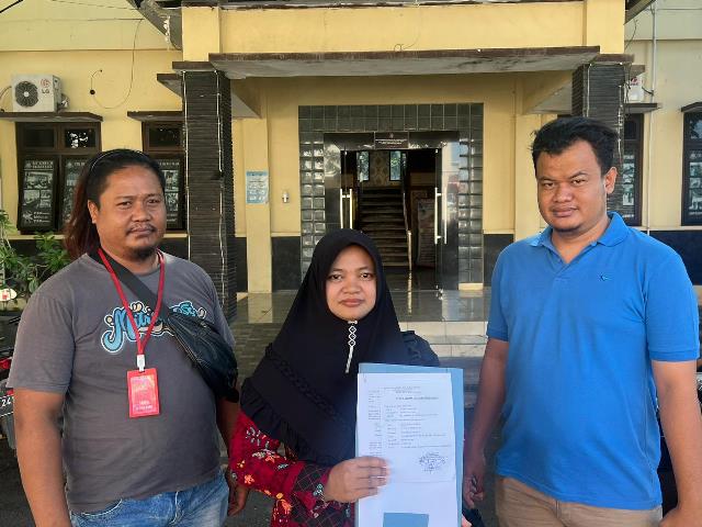 Keluarga Korban Pengancaman Memperlihatkan Bukti Tanda Terima Laporan