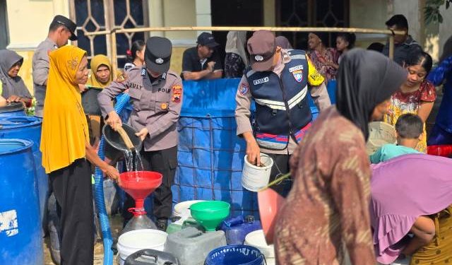 Polresta Pati Kirim 20.000 Liter Air Bersih untuk Warga Terdampak Kekeringan di Kecamatan Jakenan
