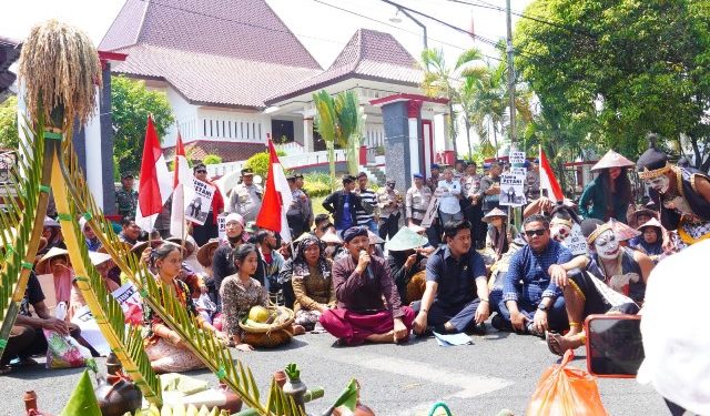 Ratusan Petani dan JMPPK Gelar Aksi Demo di Depan DPRD Pati, Tuntut Penolakan Pabrik Semen di Kendeng