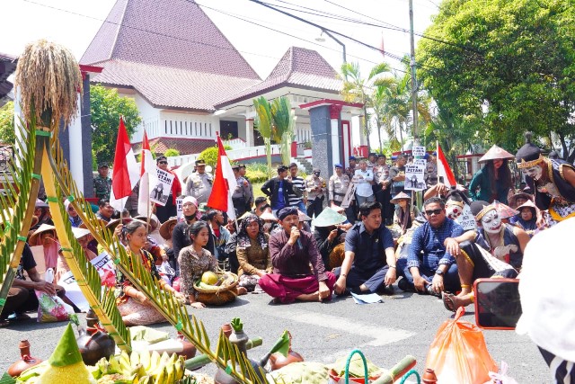 Ratusan Petani dan JMPPK Gelar Aksi Demo di Depan DPRD Pati, Tuntut Penolakan Pabrik Semen di Kendeng