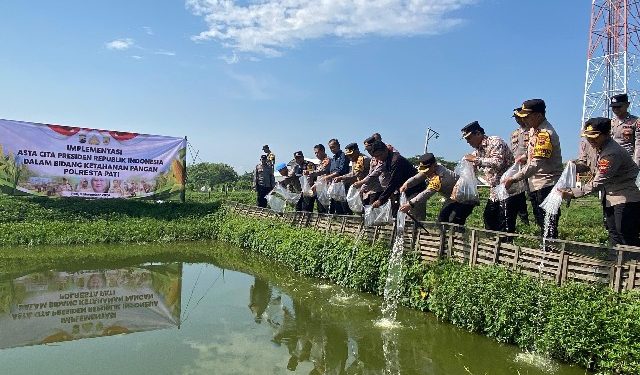 Polresta Pati Tebar 10.000 Ribu Bibit Lele di Desa Semampir 