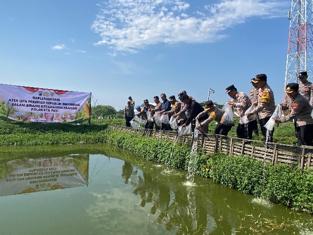 Polresta Pati Tebar 10.000 Ribu Bibit Lele di Desa Semampir 