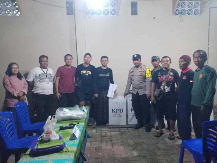 Babinsa dan Bhabinkamtibmas Desa Winong Kawal Pendistribusian Logistik Pilkada 2024