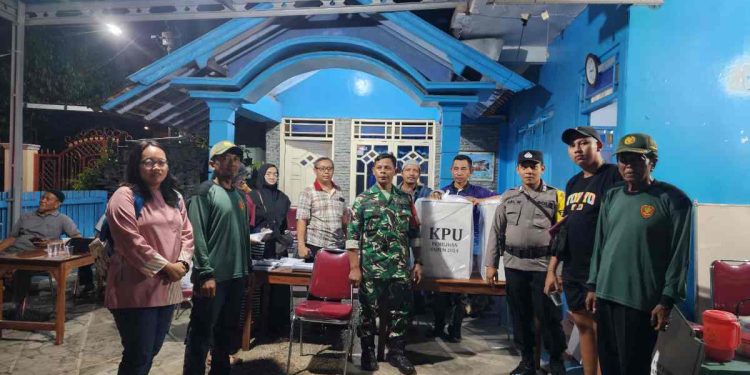 Babinsa dan Bhabinkamtibmas Desa Winong Kawal Pendistribusian Logistik Pilkada 2024