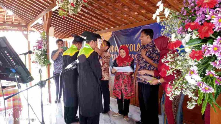 Wisuda Angkatan ke II Sekolah Lansia Senja Berseri