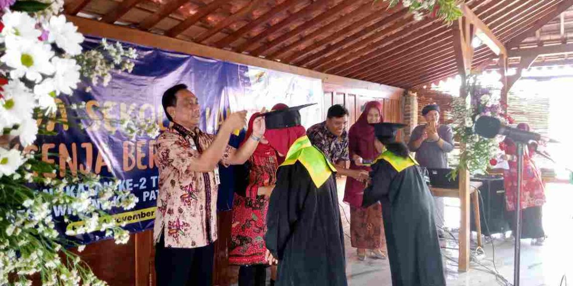 Wisuda Angkatan ke II Sekolah Lansia Senja Berseri