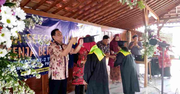 Wisuda Angkatan ke II Sekolah Lansia Senja Berseri