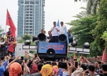 Ribuan Buruh Tuntut Kemenaker Bentuk UU Ketenagakerjaan Baru