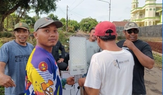 Peringati Hari Pahlawan Komunitas Pemuda Weron People Pasang Lampu Tenaga Surya Bantu Penerangan Warga Menuju Masjid