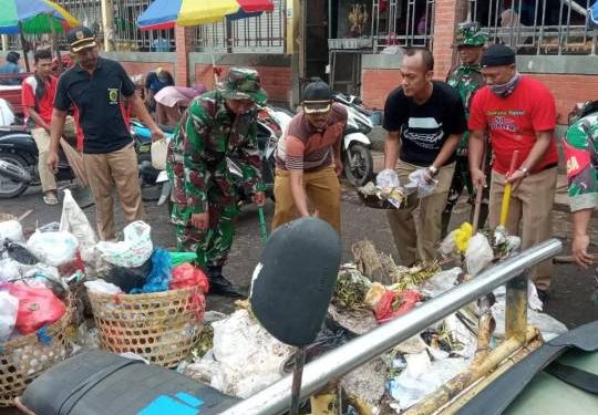 Sambut Hari Juang TNI AD Tahun 2024, Anggota Koramil Juwana Bersih-bersih Pasar Porda