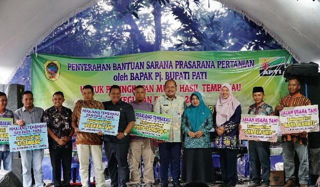 Pati Miliki 856 Hektare Tanaman Tembakau, Pj Bupati Pati Serahkan Bantuan Sarpras DBHCHT pada Petani