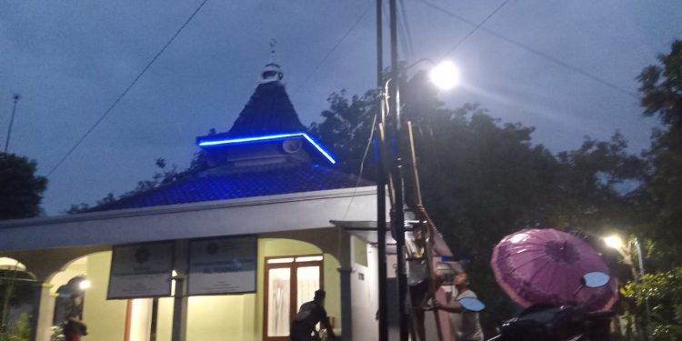 Kembali Beraksi Komunitas Weron People Pasang Lampu Penerangan Jalan Menuju Mushola Al Hikmah Tegalharjo