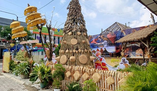 Keren, Pohon Natal Unik Dari Daun Kering Hiasi Gereja St. Maria Anuntiata Gabus