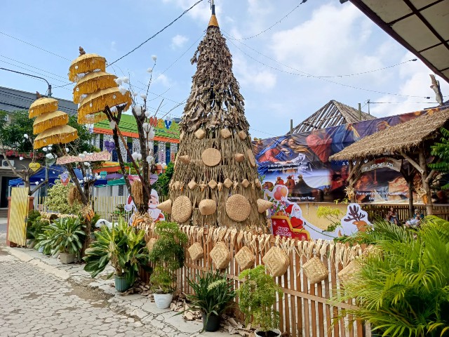 Keren, Pohon Natal Unik Dari Daun Kering Hiasi Gereja St. Maria Anuntiata Gabus
