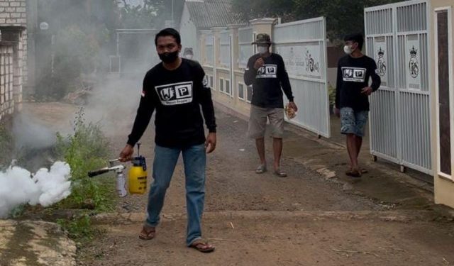 Sinergi Dengan Pemdes Tegalharjo, Komunitas Weron People Lakukan Fogging di RT 06 Dukuh Weron Trangkil Pati