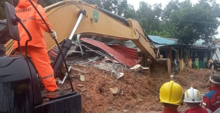 Empat Orang Warga Batam Tertimbun Longsor