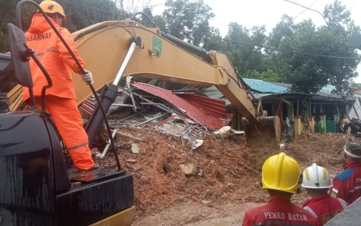 Empat Orang Warga Batam Tertimbun Longsor