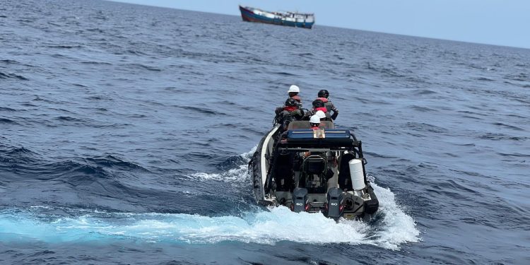KRI I Gusti Ngurah Rai – 332 Selamatkan KM Scania I Yang Terombang-ambing di Laut Bali