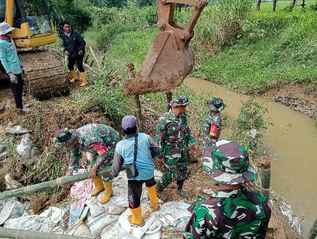 Tanggul Jebol di Tambahagung, Tim Gabungan Kerja Keras Perbaiki Kerusakan