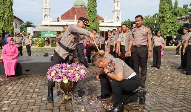 Kado Awal Tahun, 108 Personel Polresta dan Brimob Pati Naik Pangkat