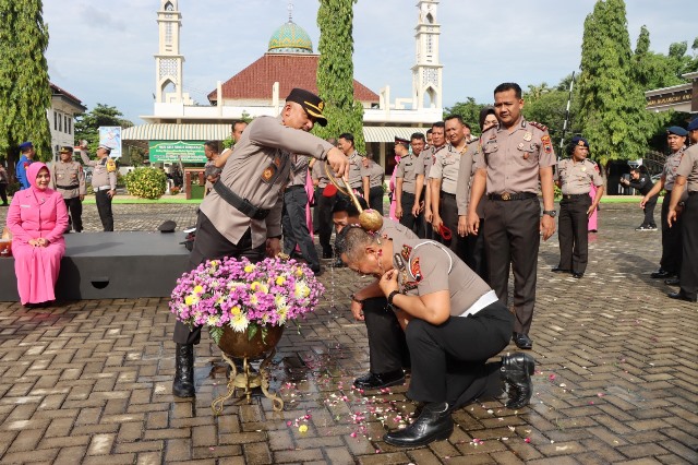Kado Awal Tahun, 108 Personel Polresta dan Brimob Pati Naik Pangkat