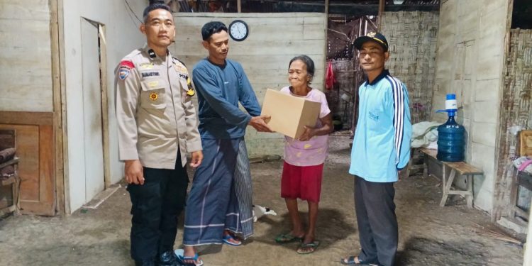 Sambangi Warga Membutuhkan, Polsek Kaliori Lewat Bhabinkamtibmas Salurkan Baksos Polri Presisi