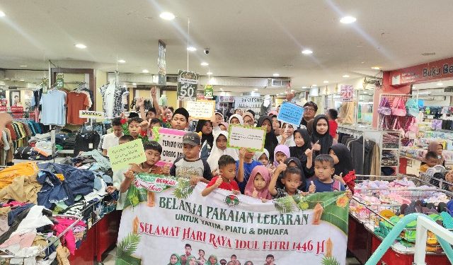 Yayasan SMS Ajak Anak Yatim Belanja Baju Lebaran di Supermarket