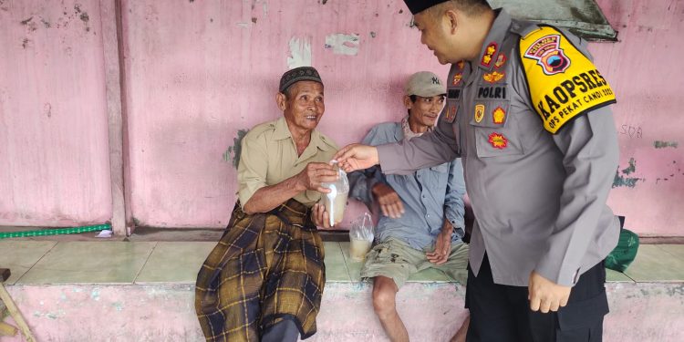 Blusukan Sampai Desa-desa, Kapolres Rembang & Personil Bagikan Takjil Buka Puasa